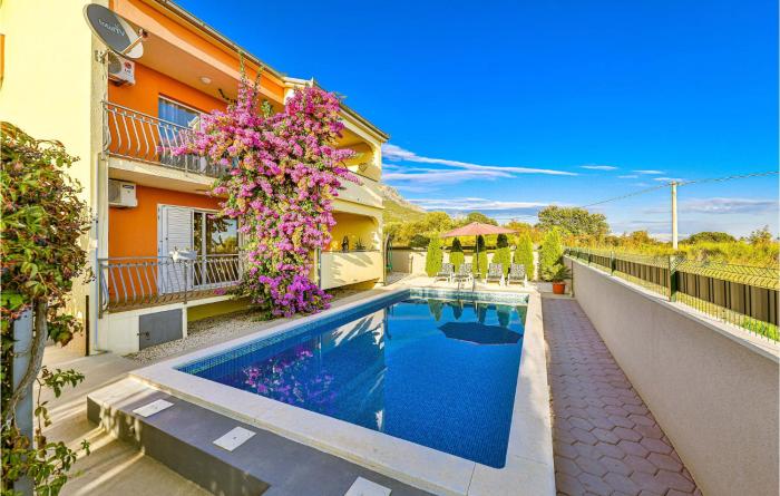 Stunning Home In Kastel Luksic With 6 Bedrooms, Wifi And Outdoor Swimming Pool