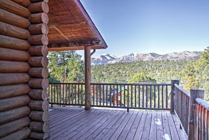 Lacys Log Cabin Alto Home with Mountain Views!