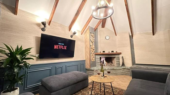 Heart of Tirana Cozy Loft with Fireplace