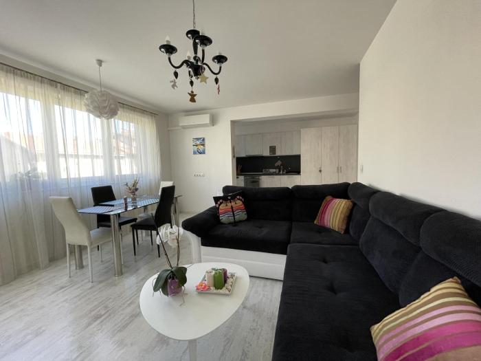 Bright Spacious 1BD Flat with a Cute Balcony