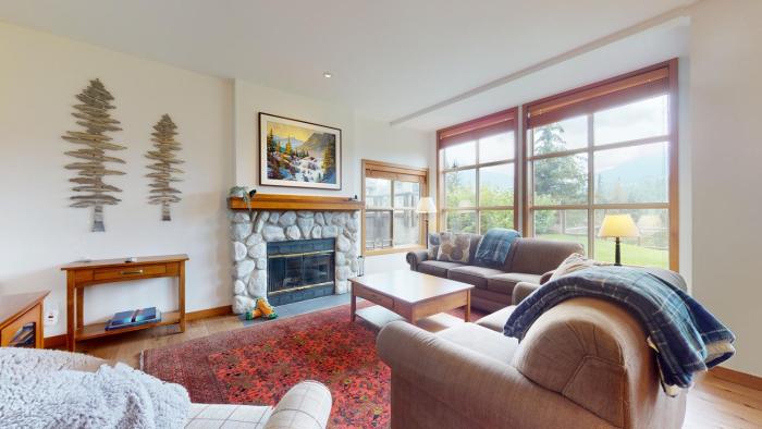 2BR in Blackcomb Greens, Wood Burning Fireplace, Communal Hot Tub, Nature Views