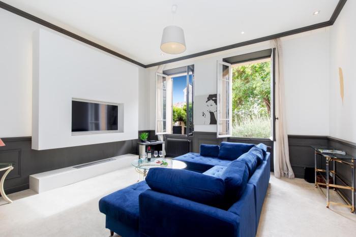 Stylish Town House with 3 bedrooms and private parking