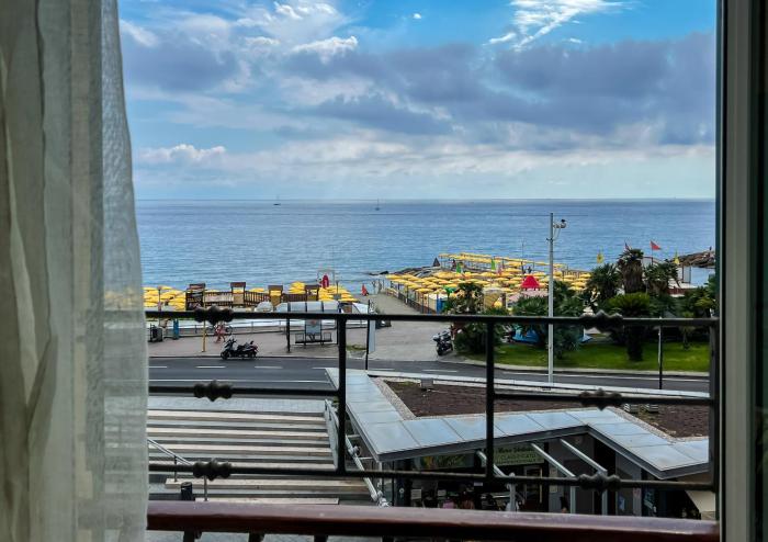 Splendido appartamento con vista mare su piazza Dante