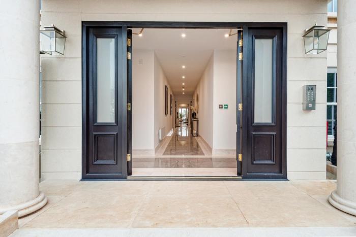 High End 1 BR Apt, 2 Beds Desirable Chigwell CHCL F3