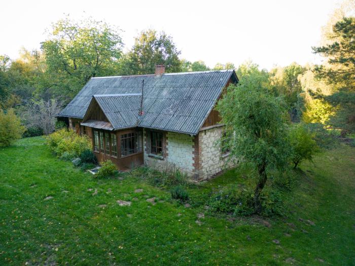 Agroturystyka Siedlisko Wydry - dom w środku lasu