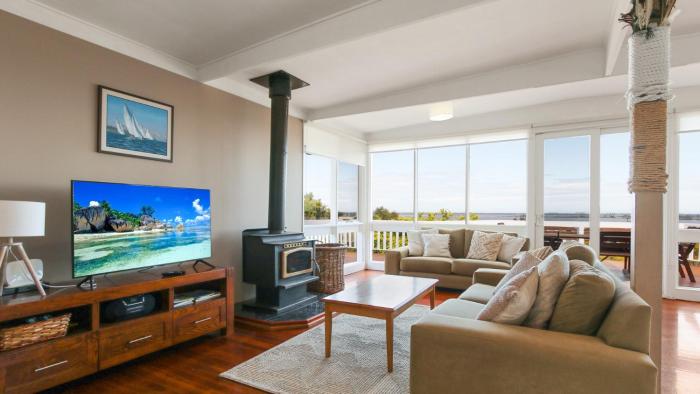 Metung Lake House - Panoramic Lake Views