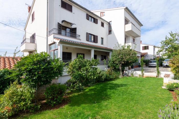 Apartments with parking space Rovinj - 12656