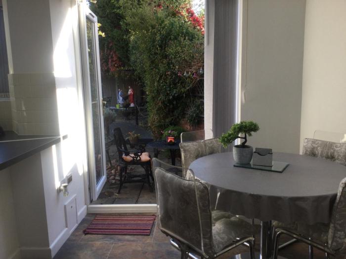 Oakleigh 1 bed ground floor garden view apartment FREE ONSITE PARKING