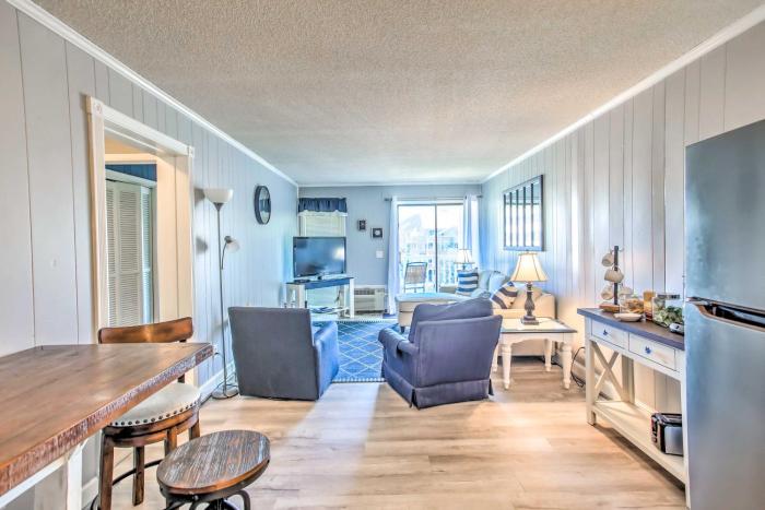 Walk to Ocean Myrtle Beach Condo with Balcony!