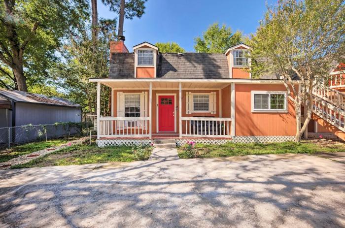 Sunny Willis Escape with Deck and Lake Access!