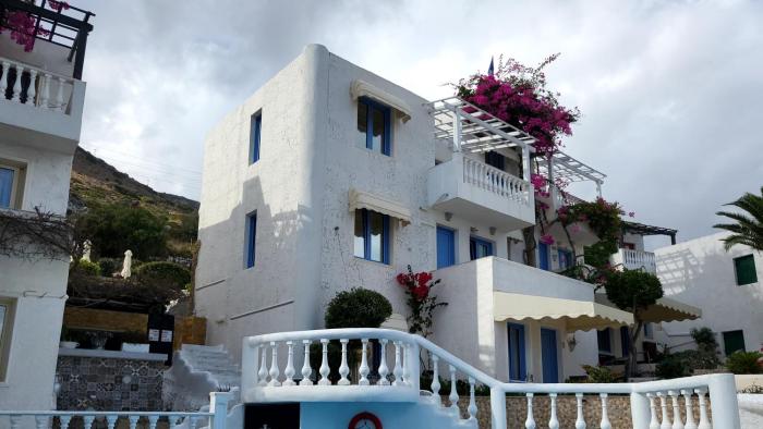 Quadruple Room full view in blue apartment mountain view