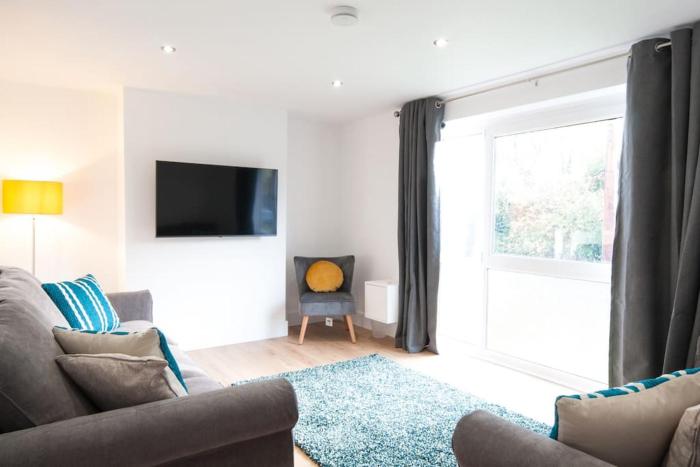 The Spitfire - Renovated 3-bed house in Cheltenham, SLEEPS 8