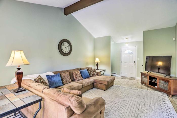 Cleveland Area Home with Yard about 12 Mi to Dtwn!