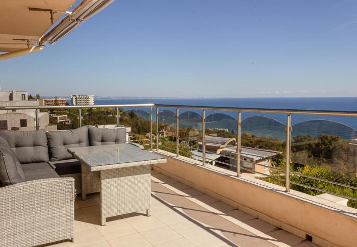 Spacious 3BD Flat with Large Terrace Sea View