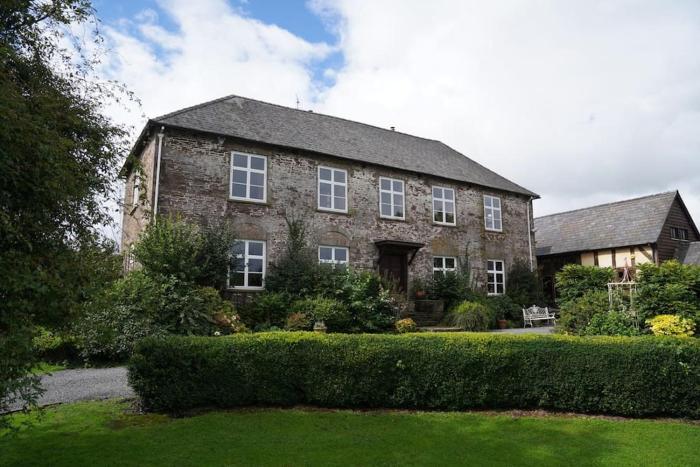 Beautiful farmhouse near Abergavenny - Sleeps 6-26