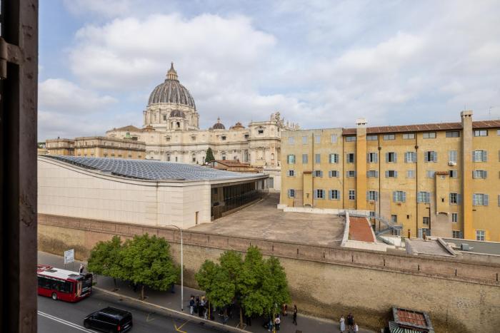 Wake Up to St Peter s - Spectacular Vatican View Apartment