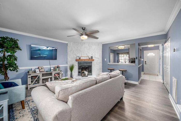 Cozy End Unit Townhouse 1 Mile from Downtown Cary