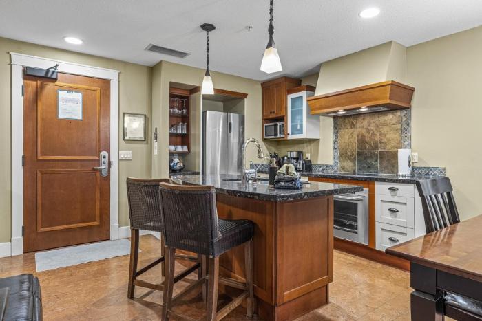 Sophisticated MTN 2 Bedroom Pool Hot Tub managed by Little Sister Getaways