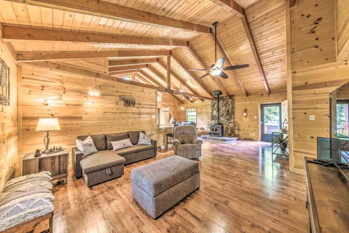 Updated Ruidoso Cabin with Spacious Deck and View