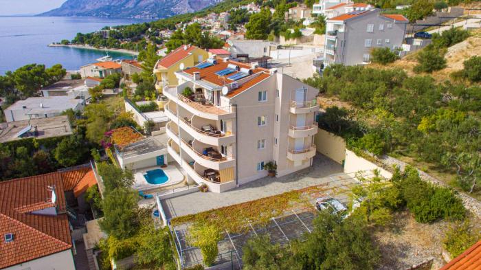 Family friendly apartments with a swimming pool Brela, Makarska - 20065