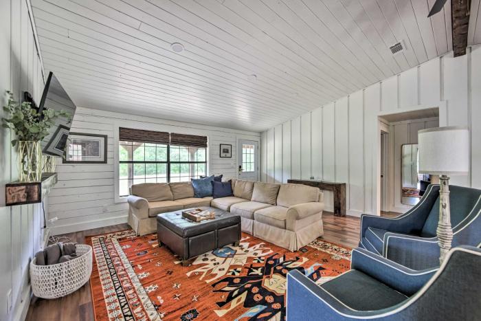 Modern Kilgore Home with Yard about 14 Mi to Lake!