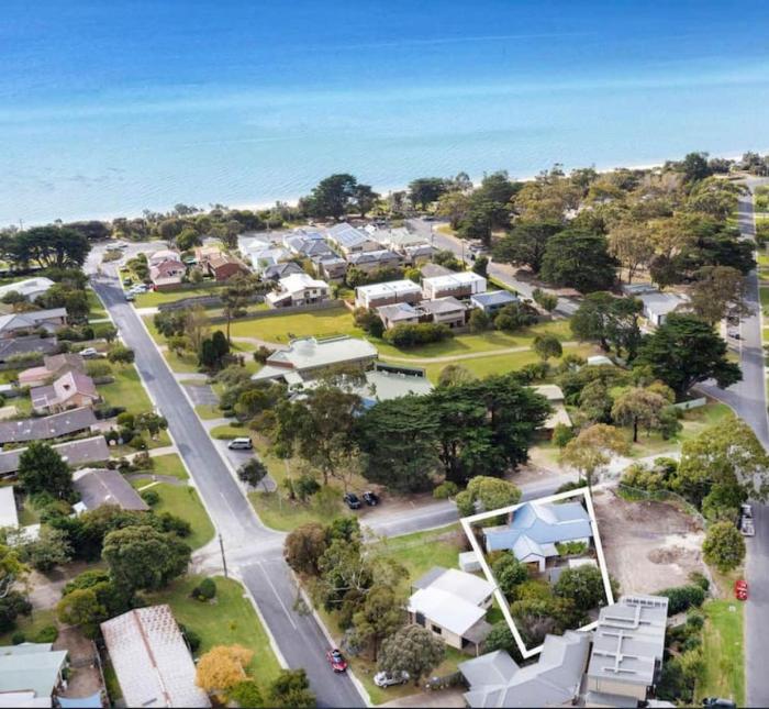 Coastal Charm Dog Friendly home by Custom Bnb Hosting