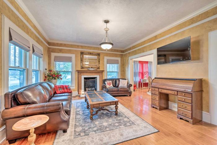 Burgaw House w Large Covered Porch & Swing!