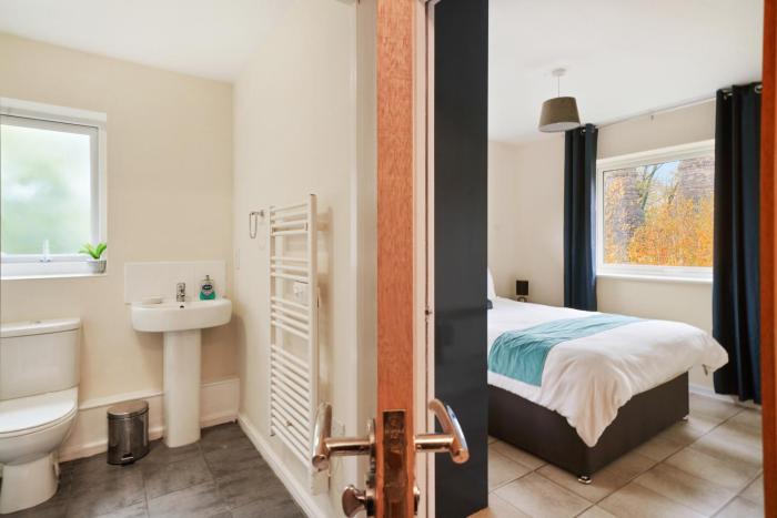 Peaceful 2BR Flat with Historic Bottle Kilns View & Free Parking Located near City Centre