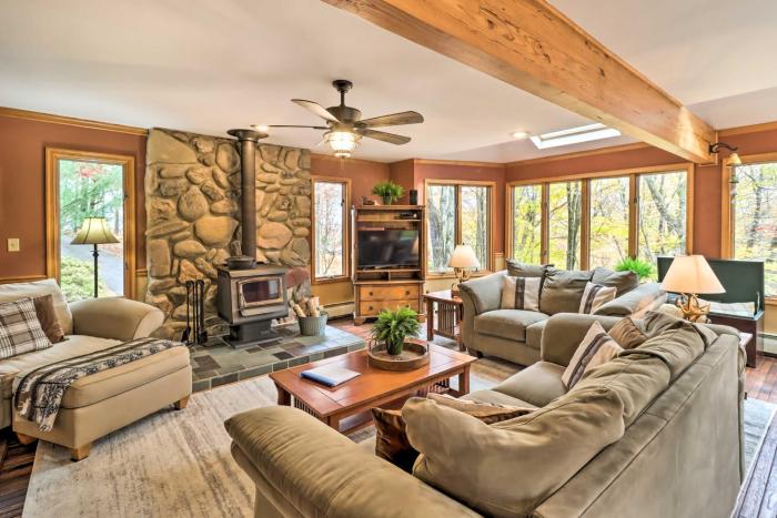 Outdoor Theater, Deck and Fire Pit Poconos Retreat