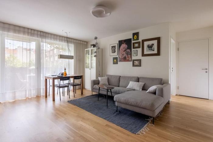 Dream Apartment - central and quiet with AC and free parking garage