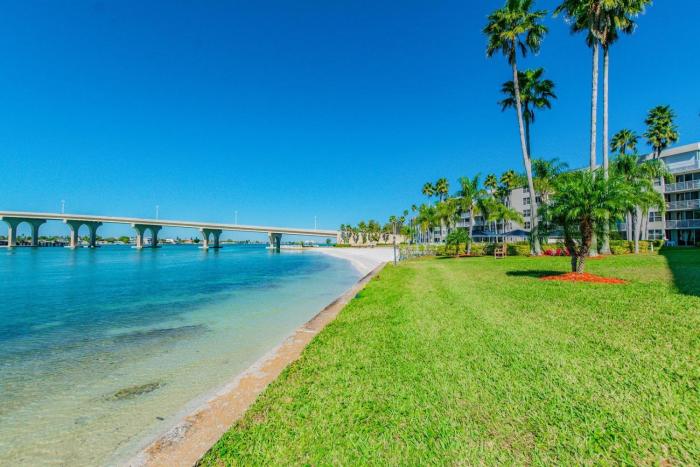 Bahia Vista If Youre Not Barefoot, Youre Overdressed on Isla