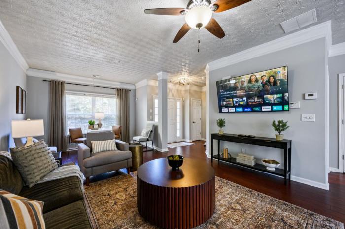 Modern 3BR Townhome Near Downtown Woodstock