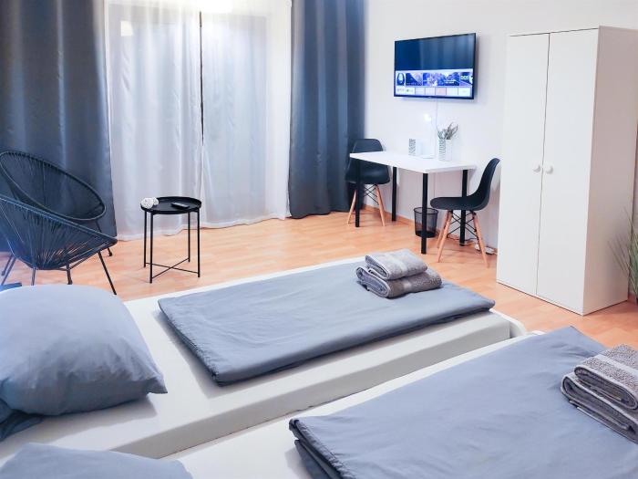ALFA Apartment Stuttgart Mitte 2 Zimmer City-Lage Berliner Platz Balkon Netflix Küche WM l 2BR 5 Beds 6 People l Fully equipped Kitchen & Bathroom