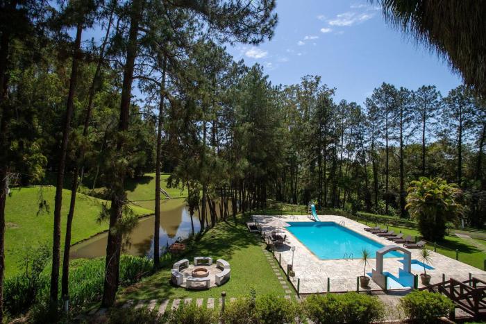 Sítio com piscina, área arborizada e lazer