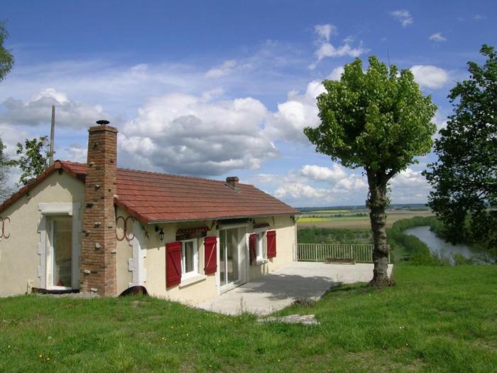 Maison rénovée près de lAllier avec grand jardin - FR-1-489-110