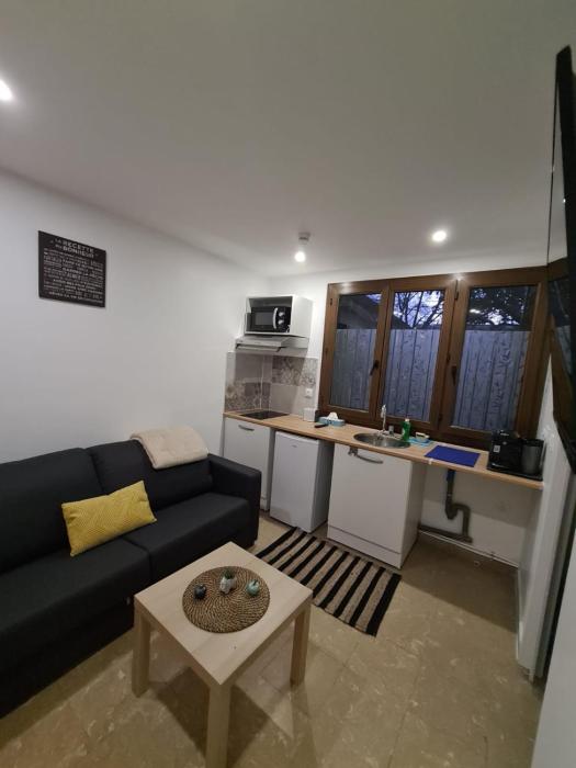 Studio bien équipé et indépendant avec véranda commune