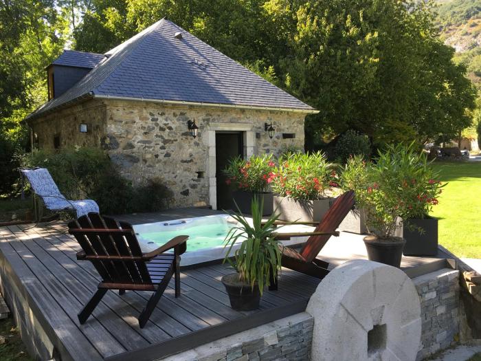 Lodge ou Gîte de caractére avec jaccuzi spa piscine