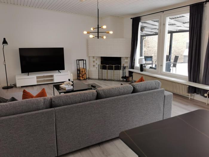 The Red and White House