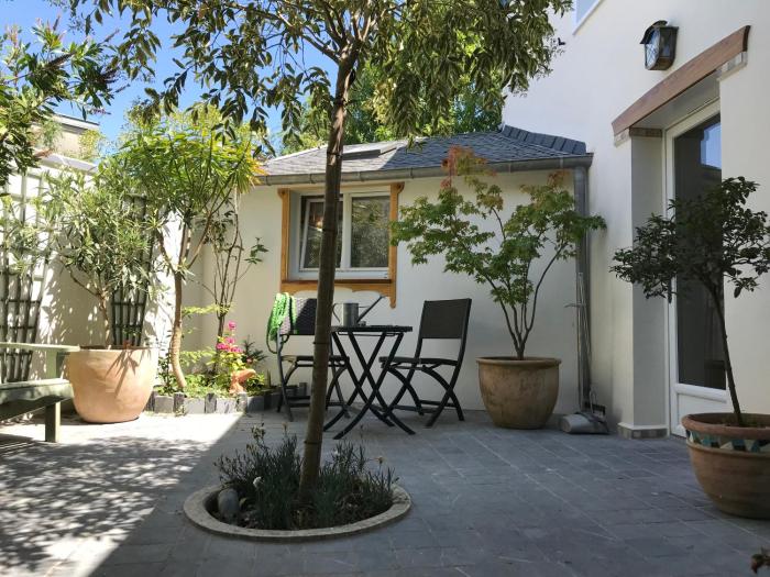 Aux Vieilles Murailles • Charmante maison & cour