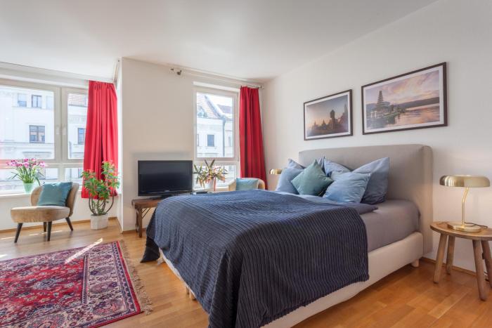 Stilvolles Studio in downtown Mitte, Boxspringbett, Balkon, Blick über Berlin auf den Himmel, zentrale Lage, Kiez vor der Haustür