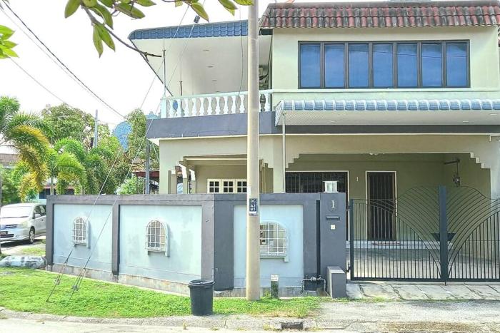 5 Bedroom 2 Bathrooms End-lot House, 3 parkings - Ipoh, Tambun