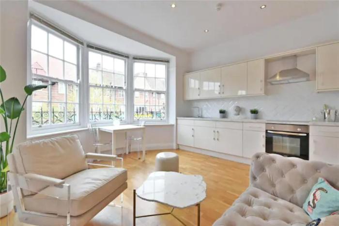 Luxury 3 Bed Apartment - HUGE OUTDOOR TERRACE & Amazing Transport Links
