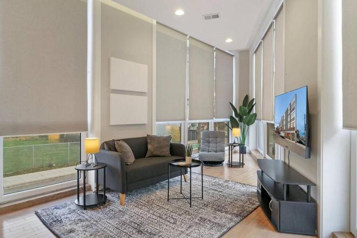 Nicely Decorated 1BR Apt w Laundry - Crosby 202