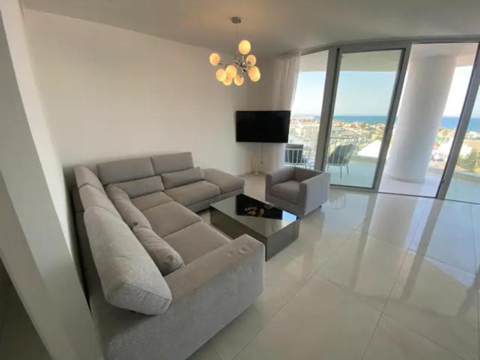McKenzie 2 bedrooms Seaview Residence