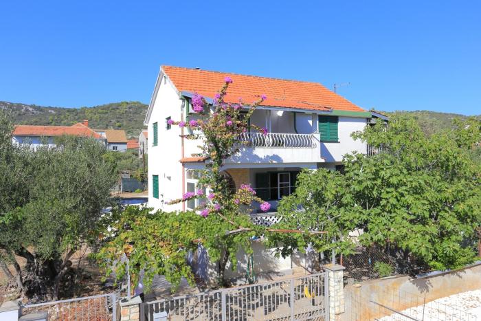 Apartments by the sea Vinisce, Trogir - 13648