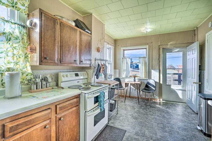 Pet-Friendly Downtown Hettinger Apt with Yard!