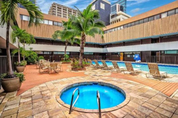 Condotel Quiet with High Ceiling Free Parking and WiFi