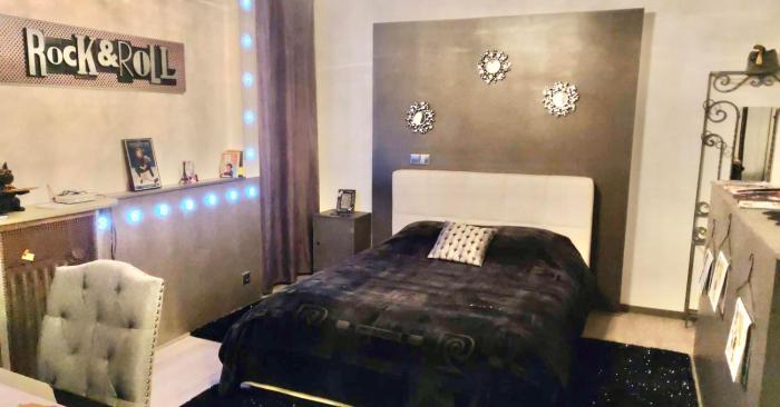 LEntrée des Artistes Chambre avec terrasse et salle de bain- LAVALOC