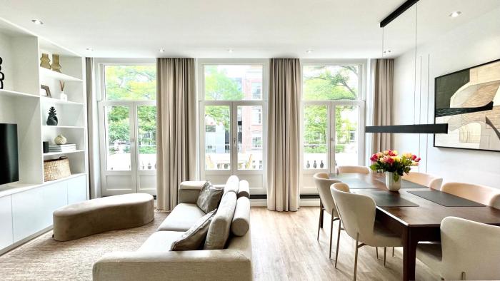 New stylish 1 bedroom apt w 2 balconies in Centrum