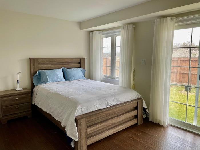 Bright Specious New En-suite Room in Markham